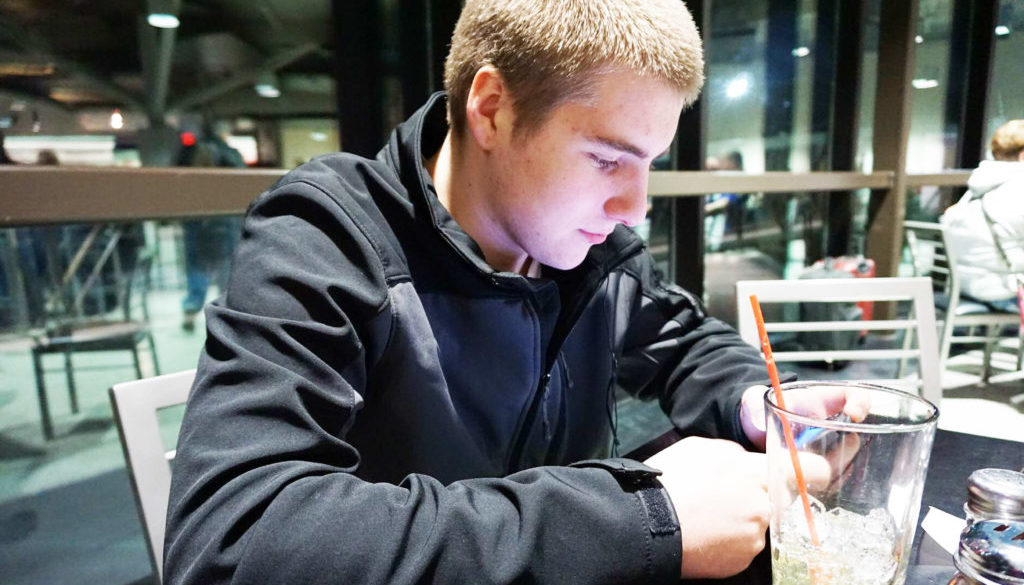 Junger Mann im Terassencafe