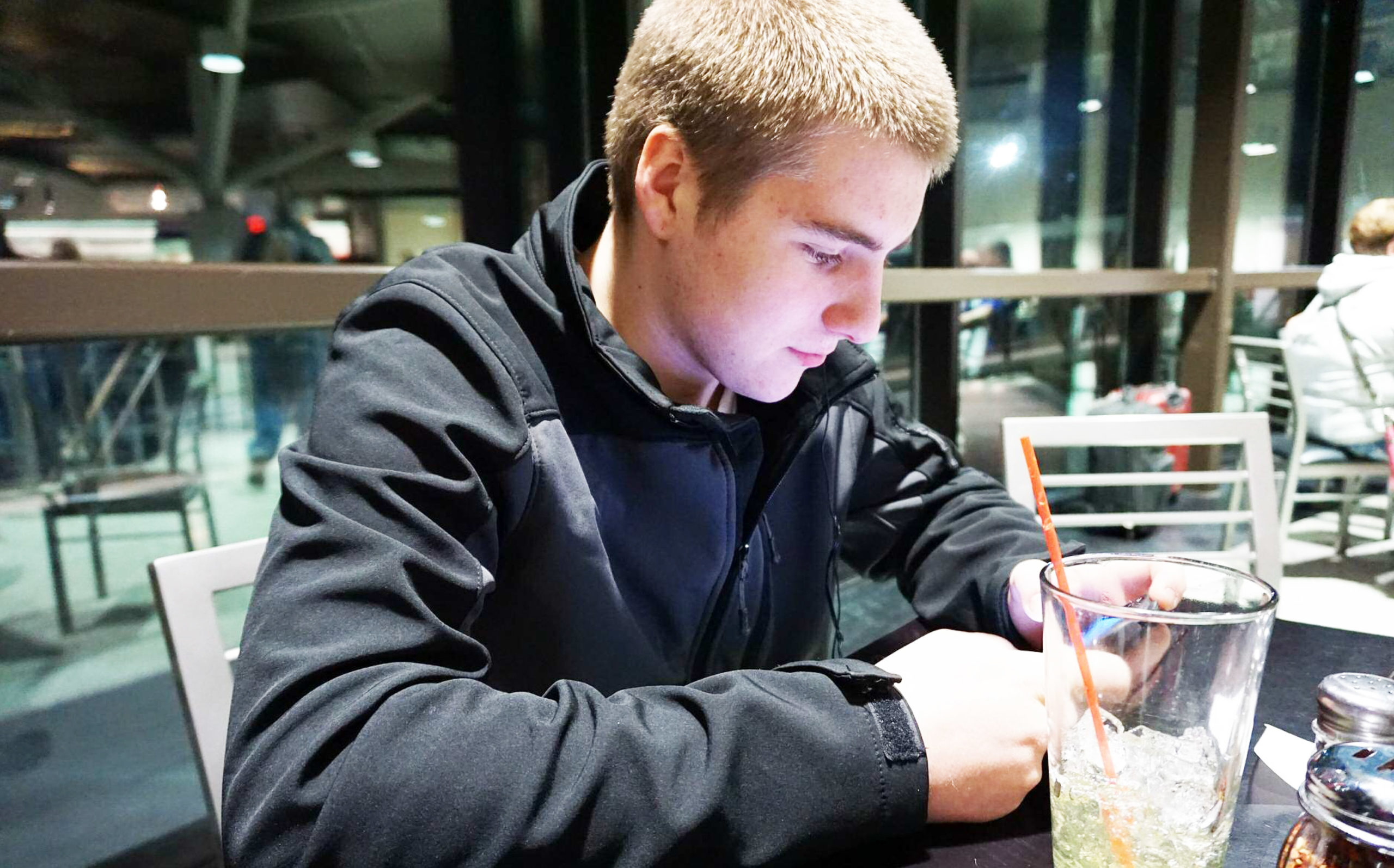 Junger Mann im Terassencafe