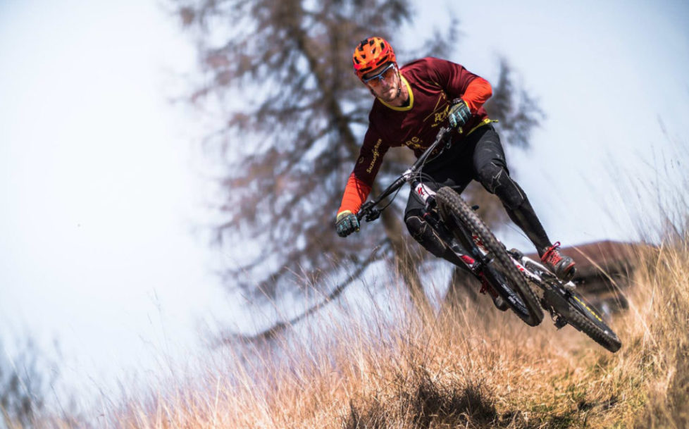 Talwärts fahrender Mountainbiker