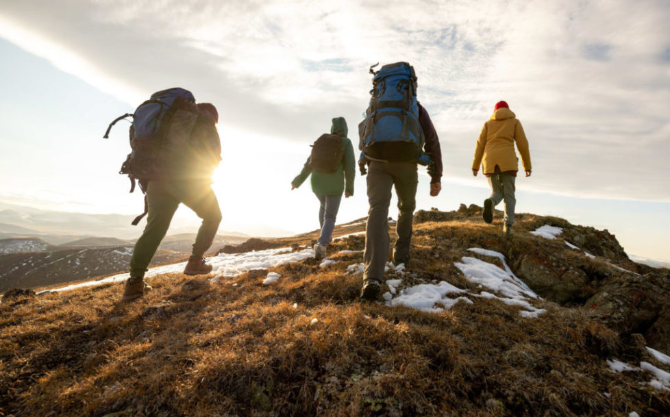 Wandergruppe auf einem Höhenzug