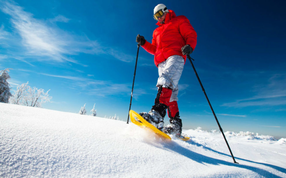 Schneeschuhgänger an einem klaren Wintertag