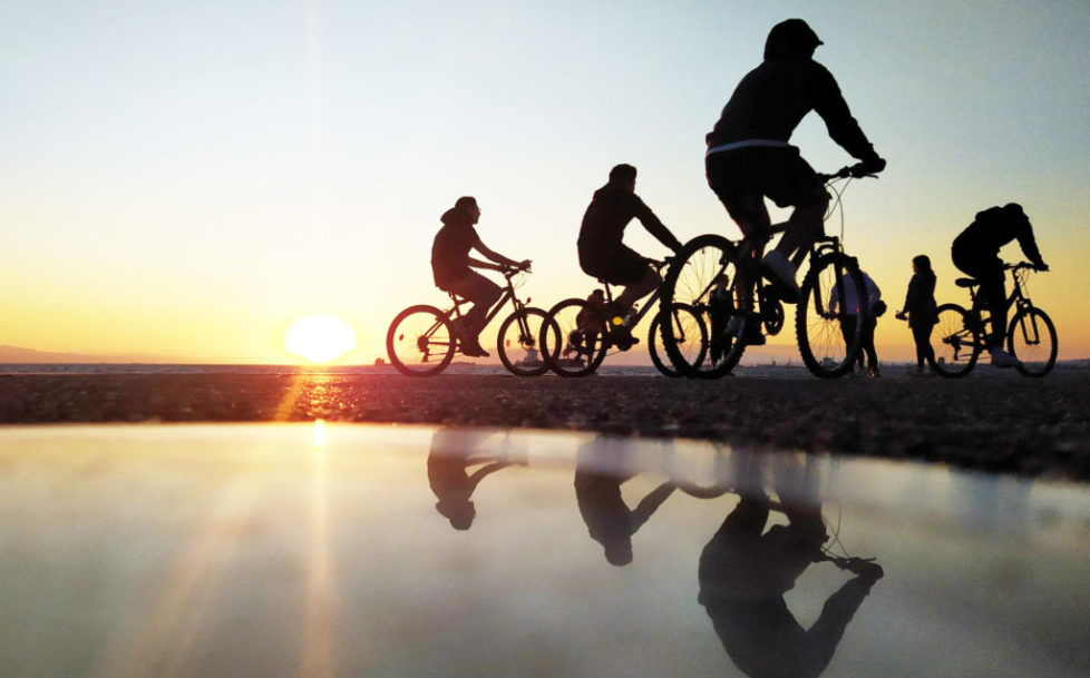 Radfahrer bei Sonnenuntergang